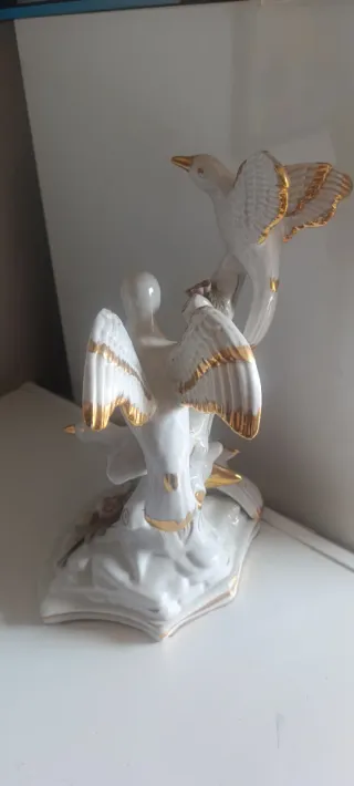 Palomas de porcelana con detalles dorados