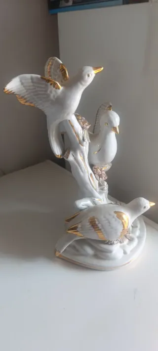 Palomas de porcelana con detalles dorados