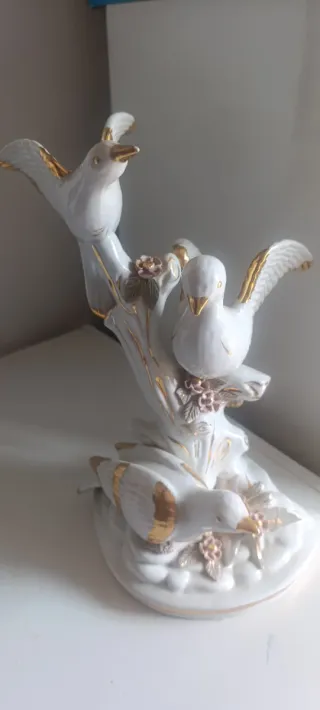 Palomas de porcelana con detalles dorados