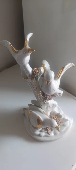 Palomas de porcelana con detalles dorados