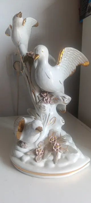 Palomas de porcelana con detalles dorados