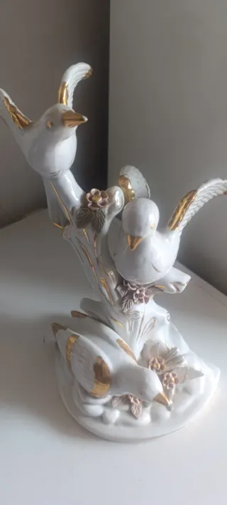 Palomas de porcelana con detalles dorados