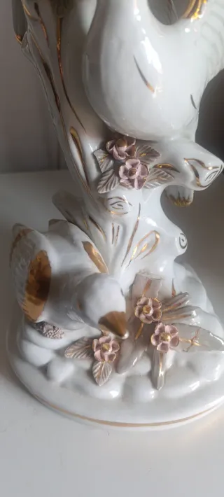Palomas de porcelana con detalles dorados