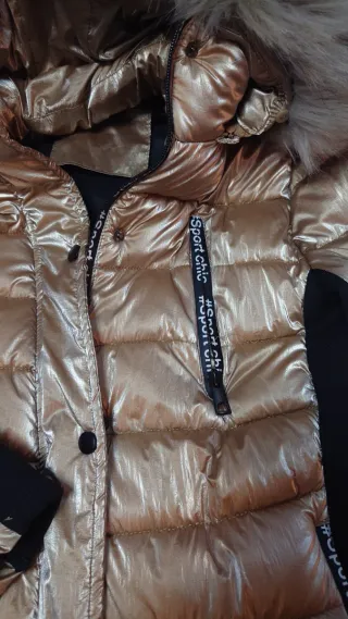 Parka dorada mujer con capucha de pelo