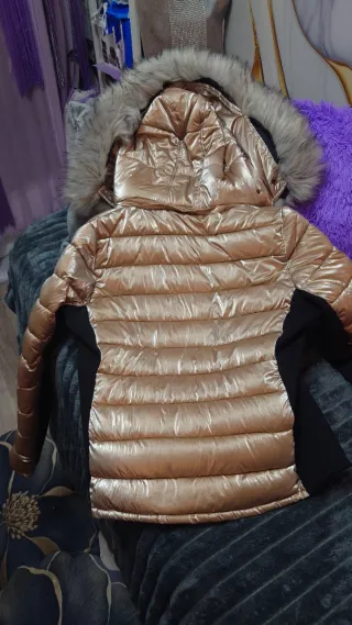 Parka dorada mujer con capucha de pelo