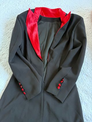 Vestido negro con detalles rojos