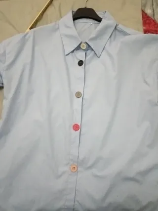 Camicia azzurra con bottoni colorati