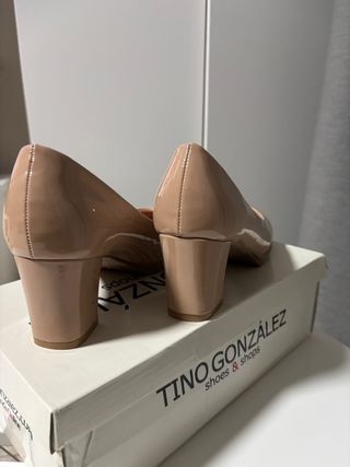Zapatos de tacón de Tino Gonzalez  color beige