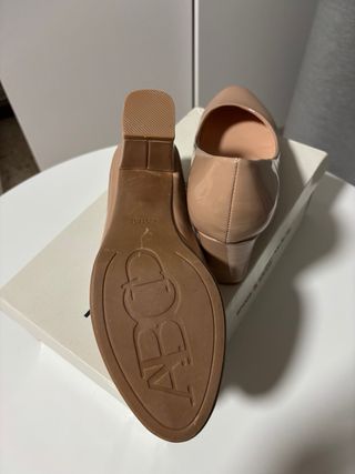 Zapatos de tacón de Tino Gonzalez  color beige