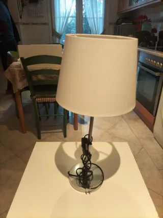 Lámpara de mesa moderna