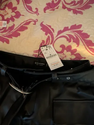 Falda Stradivarius  efecto piel negra Talla M