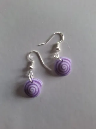 Pendientes de caracola morados