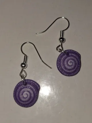 Pendientes de caracola morados