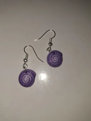 Pendientes de caracola morados
