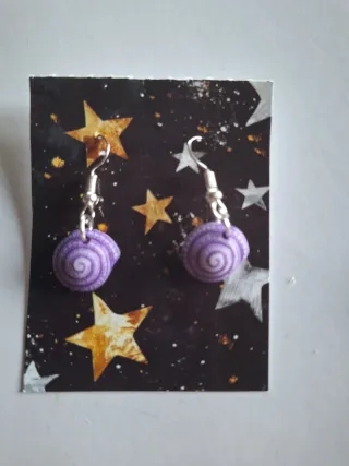 Pendientes de caracola morados