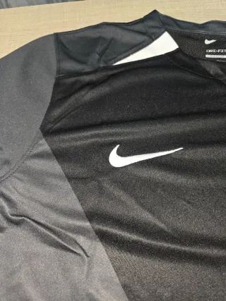 Camiseta Nike Dri-Fit Negra y Gris y Blanco