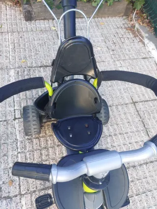 Triciclo infantil con manillar