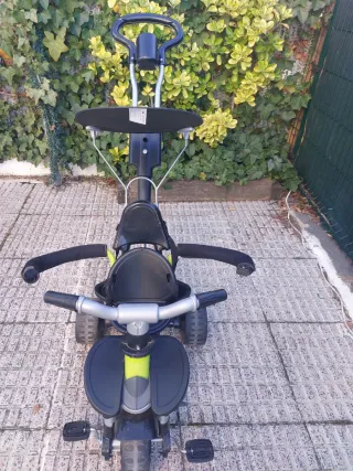 Triciclo infantil con manillar