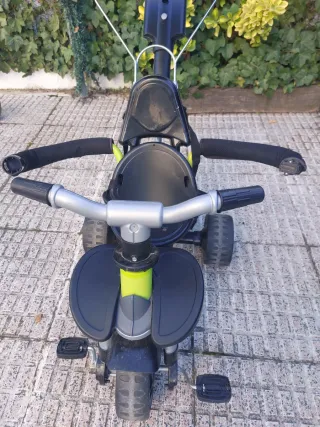 Triciclo infantil con manillar