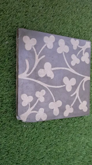 Baldosa hidráulica centenaria floral