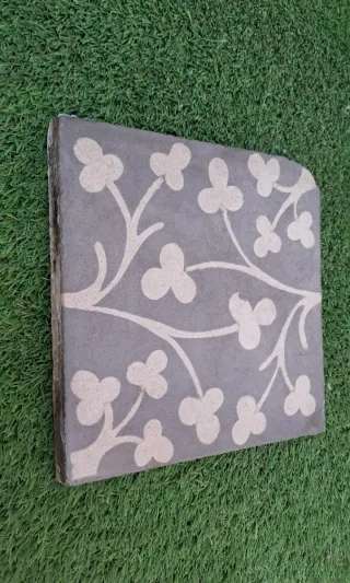 Baldosa hidráulica centenaria floral