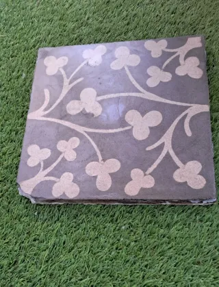 Baldosa hidráulica centenaria floral