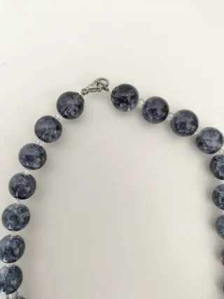 Collana con perle blu e nappa