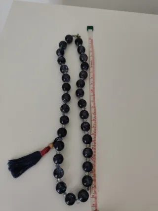 Collana con perle blu e nappa