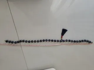 Collana con perle blu e nappa