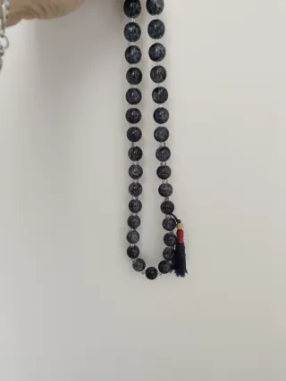 Collana con perle blu e nappa