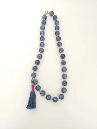 Collana con perle blu e nappa