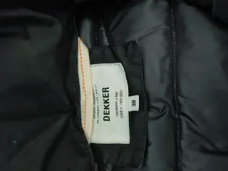 Piumino Dekker nero con cappuccio