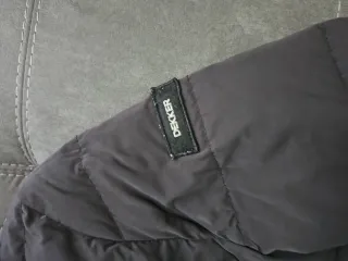 Piumino Dekker nero con cappuccio