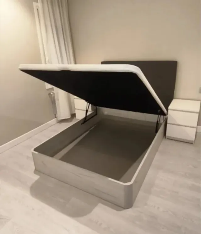 Canapè in legno con spazio di archiviazione