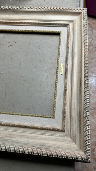 Marco clásico blanco y dorado