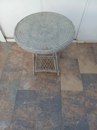 Mesa redonda terraza cristal y mimbre