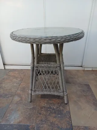 Mesa redonda terraza cristal y mimbre