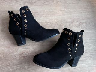 Botines negros tachuelas doradas talla 39