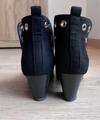 Botines negros tachuelas doradas talla 39