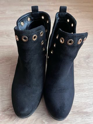 Botines negros tachuelas doradas talla 39