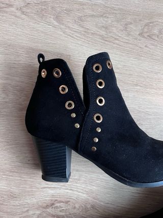 Botines negros tachuelas doradas talla 39
