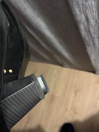 Botines negros tachuelas doradas talla 39