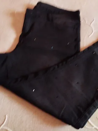 Vaqueros negros con pedrería y camiseta