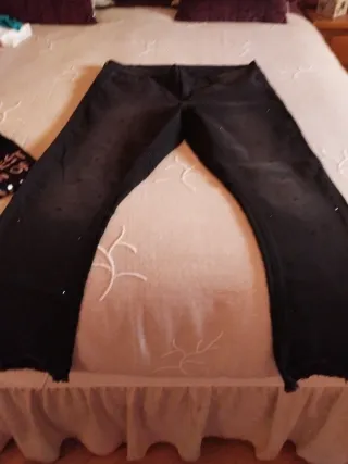 Vaqueros negros con pedrería y camiseta