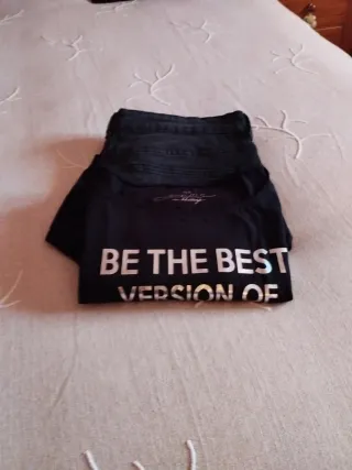 Vaqueros negros con pedrería y camiseta