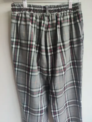 Pantalón de pinzas gris a cuadros