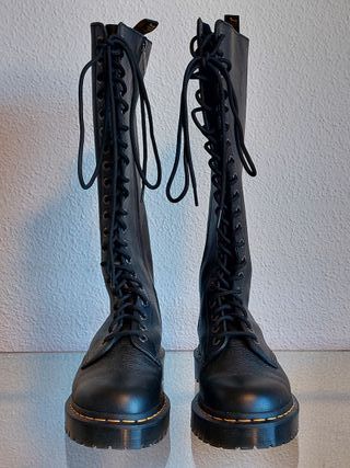 Botas piel Dr. Martens caña alta cordones
