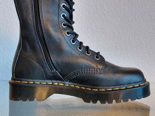 Botas piel Dr. Martens caña alta cordones
