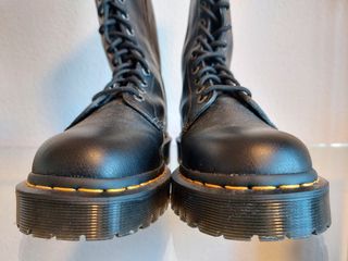 Botas piel Dr. Martens caña alta cordones