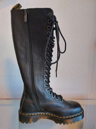 Botas piel Dr. Martens caña alta cordones